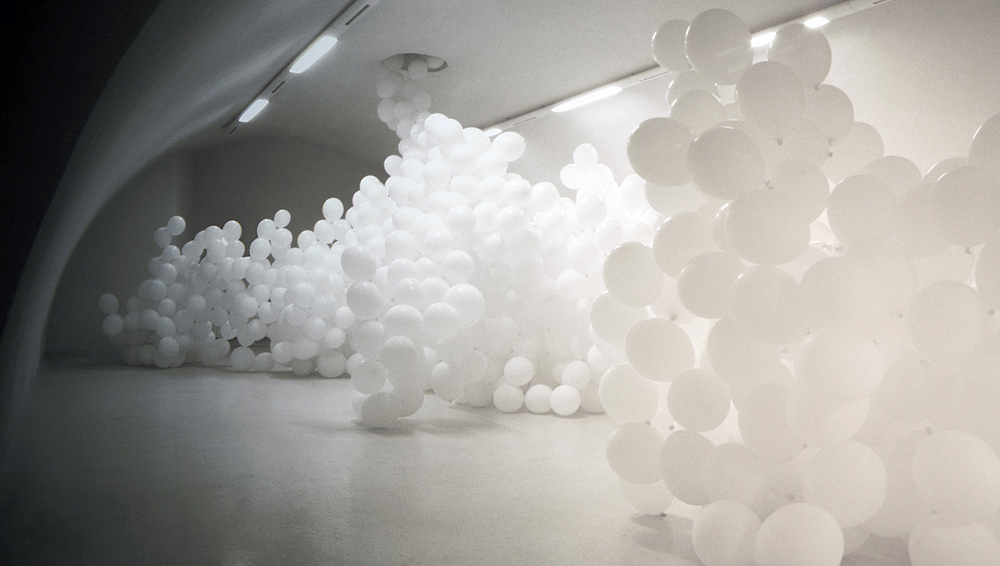 Art, artwork. A work entitled "State of the Air" by Nika Span / Nika Špan. Material: approximately 1,000 m3 air and over 1,000 white balloons. Exhibition space: Kazamat Gallery, Dom HDLU, Osijek, Croatia.